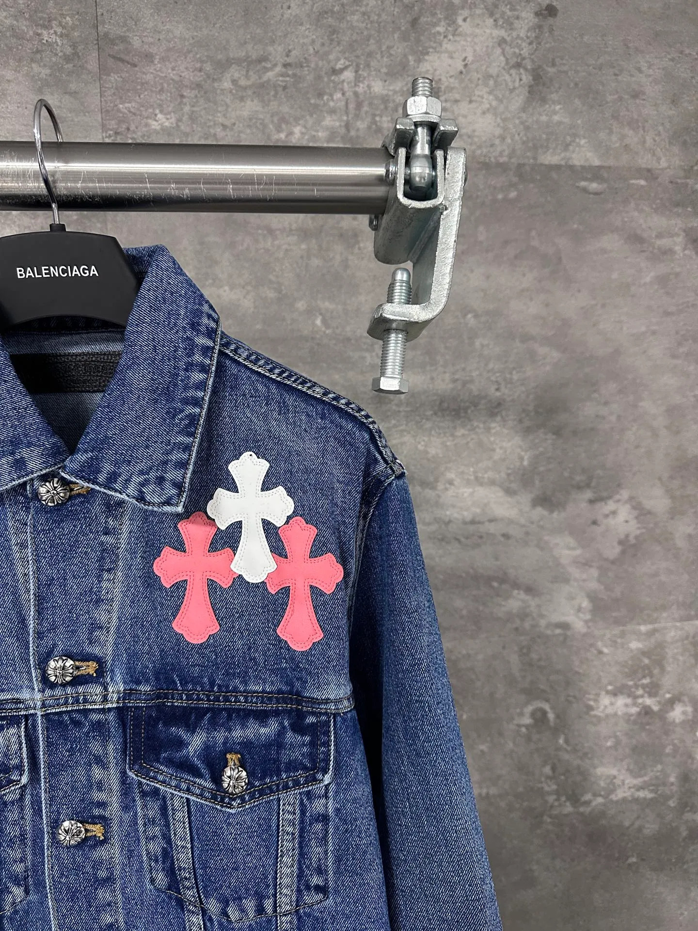 P720 💰 CHrome Hearte cross patchwork leather denim jacket size: S M L Design details: the visual fantasy of Gothic symbols, the multi-dimensional expression of the cross totem: the red and white contrasting cross patches are staggered on the chest and back, making the brand more recognizable; the hollow cross pattern leather splicing on the sleeves combines the mystery of religious symbols with the punk-style deconstructed design. Every detail tells the dark aesthetics of Crowe's heart. Retro distressing with denim texture: Selected denim fabrics are treated with distressing techniques to show natural fading and texture, which not only retains the retro accent of denim items, but also adds a casual sense to the overall look. The ingenuity of hardware and tailoring: The metal buttons and hardware all have Croxin's iconic pattern, which shines exquisitely under the refraction of light; the neat tailoring of the classic denim jacket is suitable for a variety of wearing scenarios, and can create a strong personal style whether it is layered or worn alone. Croxin's denim jacket is not only a piece of clothing, but also a style badge that highlights unique aesthetics and rebellious attitude. For those who pursue individuality, they can leave their own hardcore mark in the fashion field.